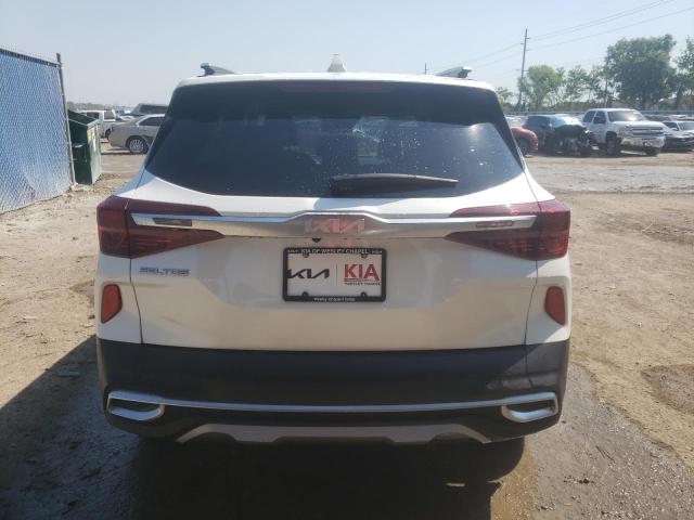 KNDEU2AA9N7286989 - 2022 KIA SELTOS S WHITE photo 6