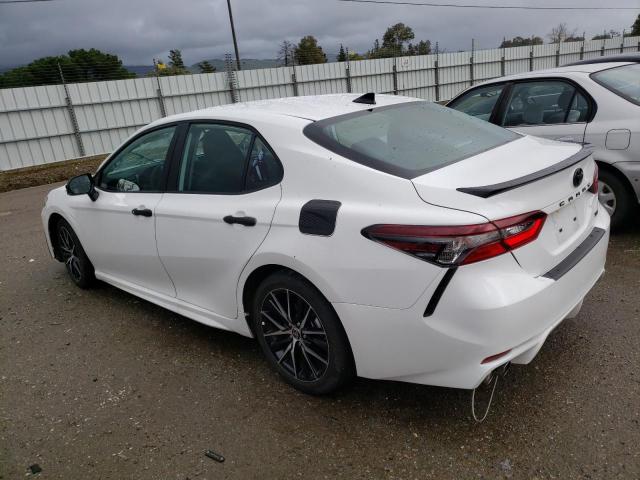4T1G31AK8PU047075 - 2023 TOYOTA CAMRY SE NIGHT SHADE WHITE photo 2