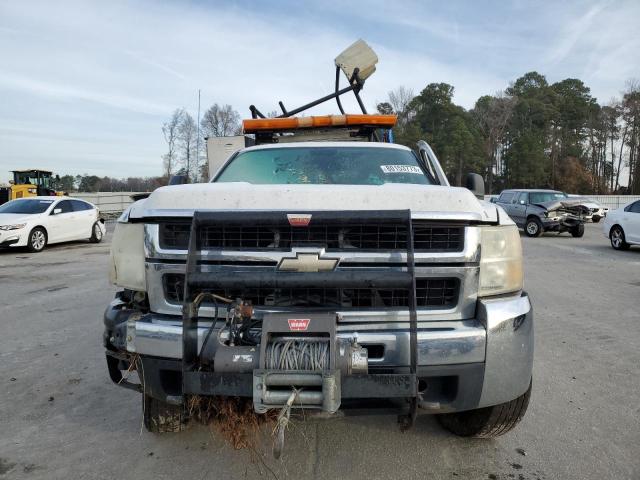 1GBHC44K99F147266 - 2009 CHEVROLET SILVERADO C2500 HEAVY DUTY WHITE photo 5