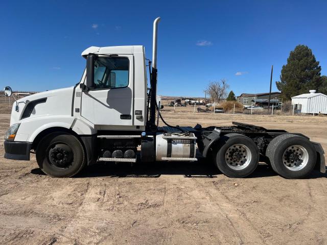 4V4NC9EH4CN539734 - 2012 VOLVO VN VNL WHITE photo 2