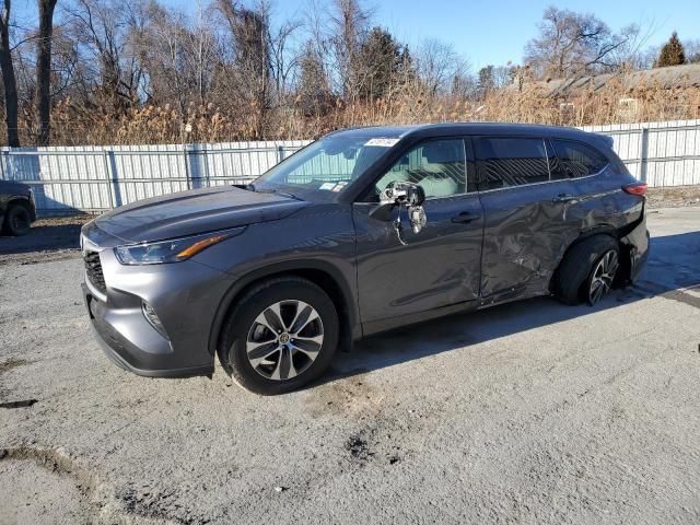 5TDGZRBH2NS212818 - 2022 TOYOTA HIGHLANDER XLE GRAY photo 1
