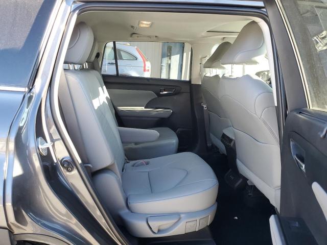 5TDGZRBH2NS212818 - 2022 TOYOTA HIGHLANDER XLE GRAY photo 11