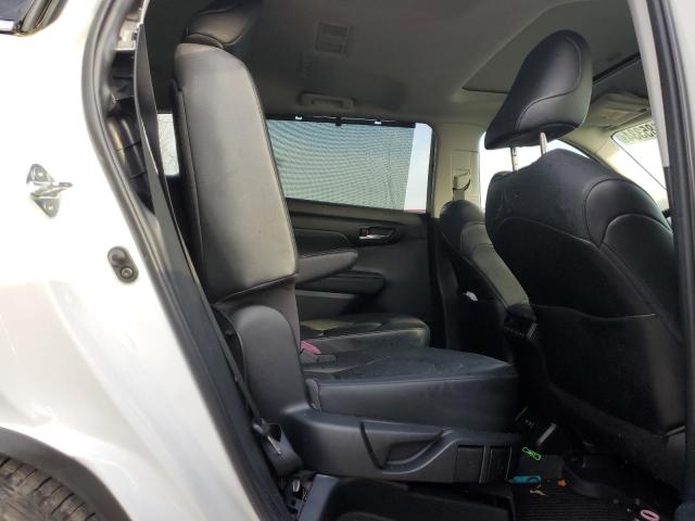 5TDGZRAH1MS070610 - 2021 TOYOTA HIGHLANDER XLE WHITE photo 11
