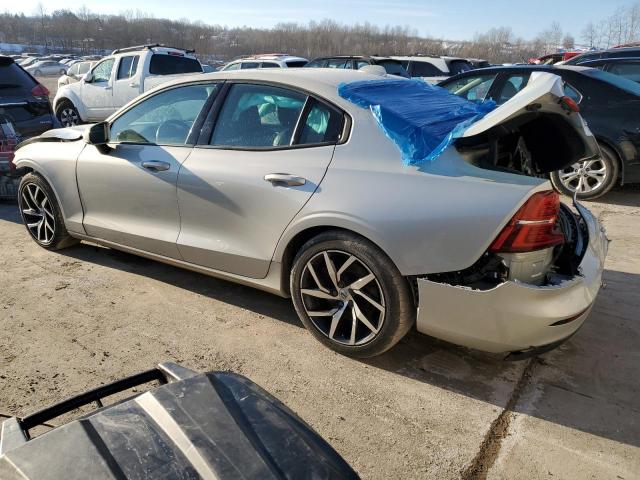 7JRA22TK3LG035040 - 2020 VOLVO S60 T6 MOMENTUM SILVER photo 2