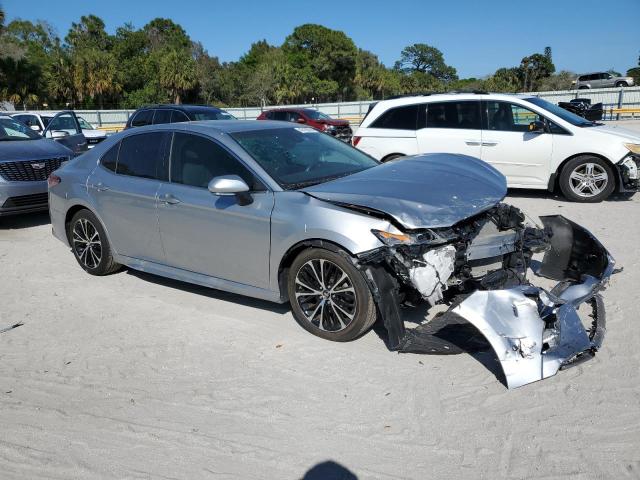 4T1B11HK4JU068633 - 2018 TOYOTA CAMRY L SILVER photo 4