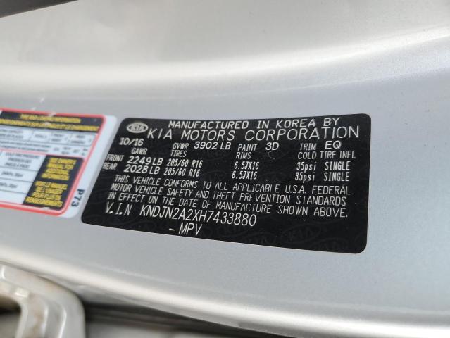 KNDJN2A2XH7433880 - 2017 KIA SOUL SILVER photo 12