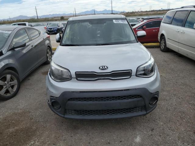 KNDJN2A2XH7433880 - 2017 KIA SOUL SILVER photo 5