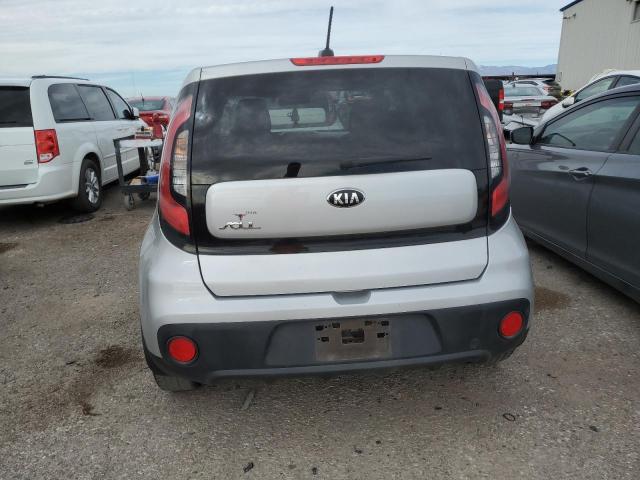 KNDJN2A2XH7433880 - 2017 KIA SOUL SILVER photo 6