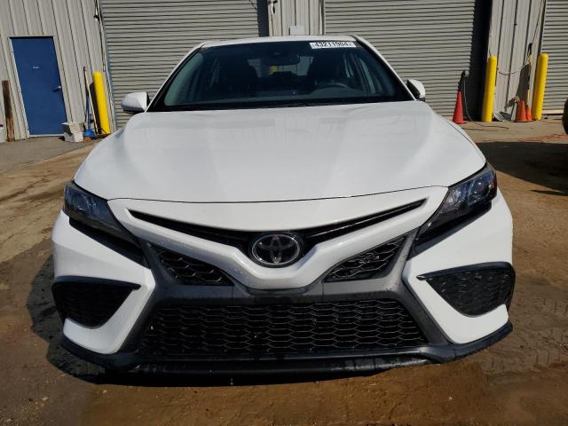 4T1S11AK4PU812850 - 2023 TOYOTA CAMRY SE NIGHT SHADE WHITE photo 5