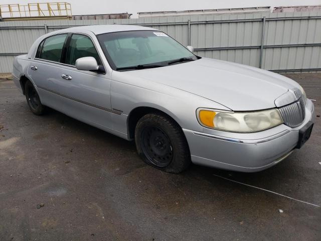 1LNHM81W72Y611457 - 2002 LINCOLN TOWN CAR EXECUTIVE SILVER photo 4