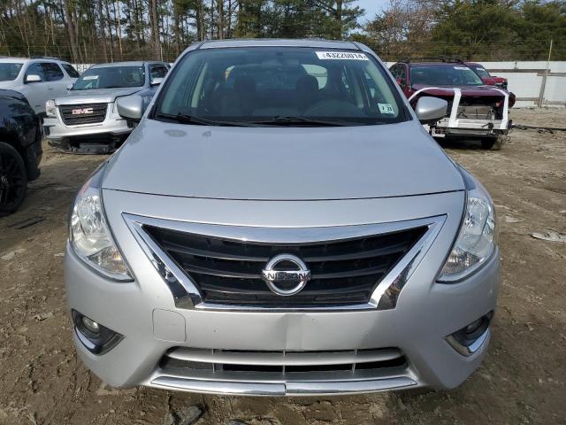 3N1CN7AP4JL815683 - 2018 NISSAN VERSA S SILVER photo 5