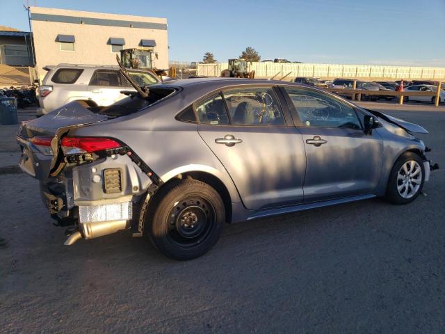 5YFEPMAE8NP338259 - 2022 TOYOTA COROLLA LE GRAY photo 3