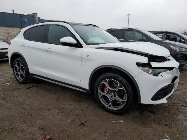 ZASPAKBN5P7D51012 - 2023 ALFA ROMEO STELVIO TI WHITE photo 4