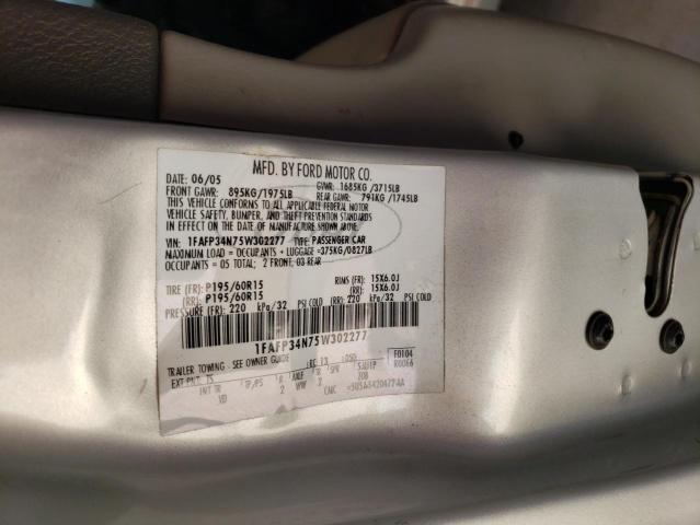 1FAFP34N75W302277 - 2005 FORD FOCUS ZX4 SILVER photo 12