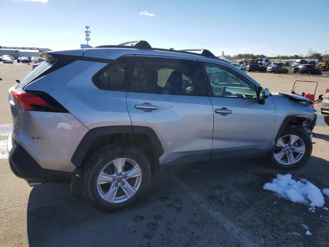 2T3P1RFV1MC231267 - 2021 TOYOTA RAV4 XLE SILVER photo 3