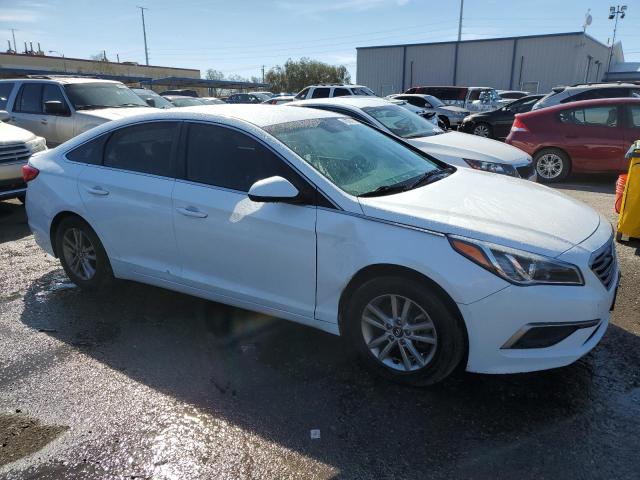 5NPE24AF8GH275865 - 2016 HYUNDAI SONATA SE WHITE photo 4