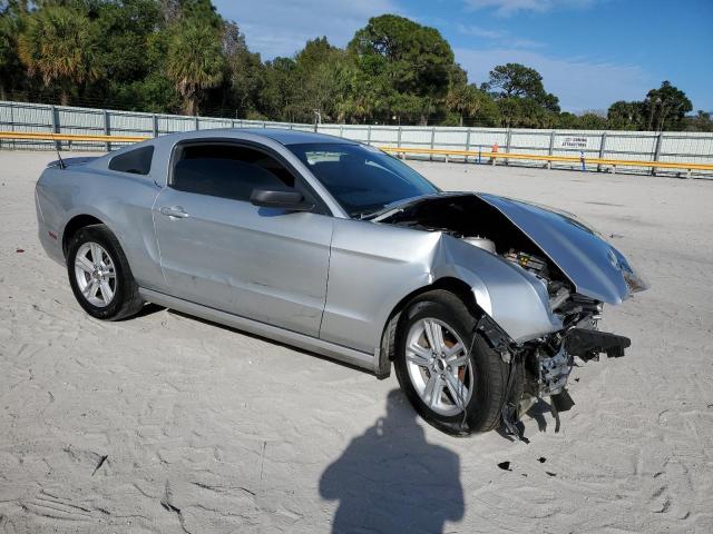 1ZVBP8AM7D5250796 - 2013 FORD MUSTANG SILVER photo 4