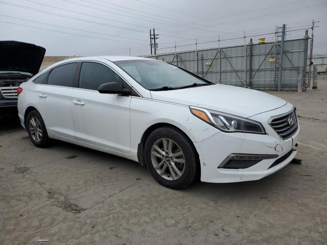 5NPE24AF9FH237494 - 2015 HYUNDAI SONATA SE WHITE photo 4