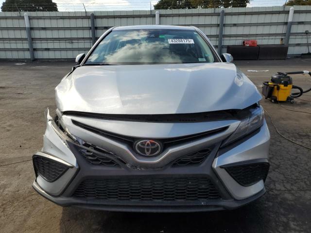 4T1G11AK6PU787231 - 2023 TOYOTA CAMRY SE NIGHT SHADE SILVER photo 5