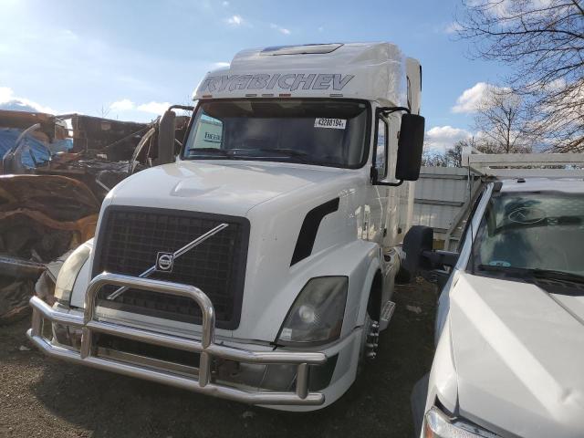 4V4NC9EH1DN140300 - 2013 VOLVO VN VNL WHITE photo 2