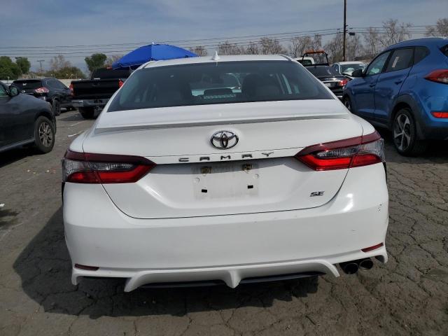 4T1G11AK6MU599269 - 2021 TOYOTA CAMRY SE WHITE photo 6