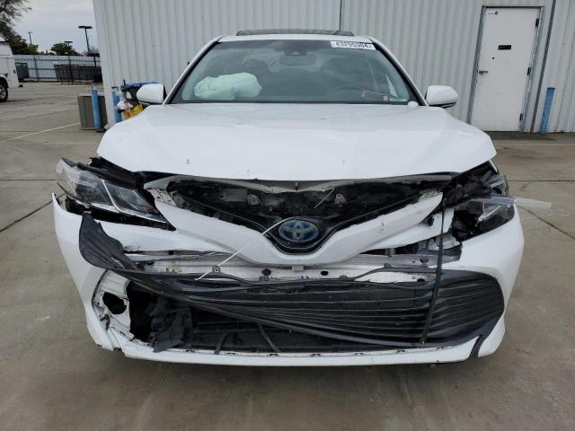 4T1B31HK5JU506005 - 2018 TOYOTA CAMRY LE WHITE photo 5