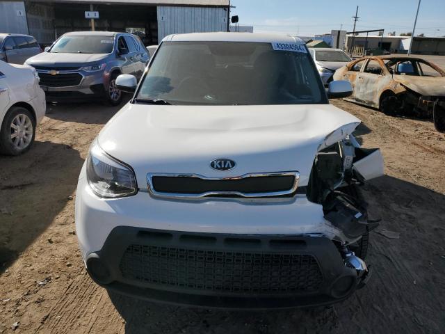 KNDJN2A21G7374359 - 2016 KIA SOUL WHITE photo 5