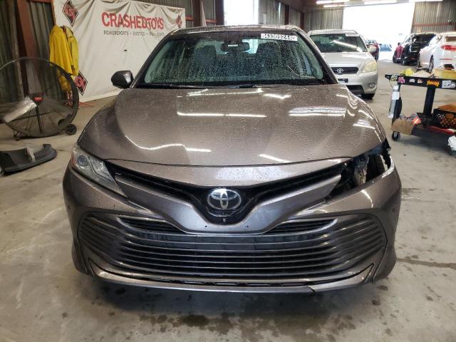 4T1B11HK8JU078033 - 2018 TOYOTA CAMRY L GRAY photo 5