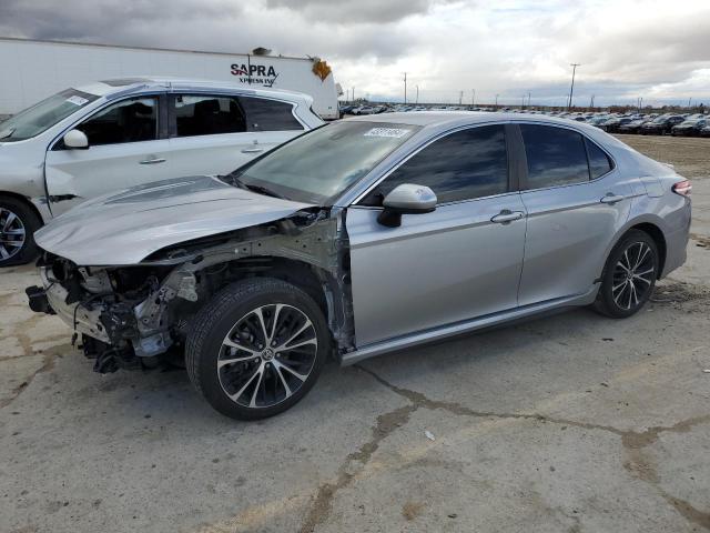 4T1G11AK8LU954652 - 2020 TOYOTA CAMRY SE GRAY photo 1