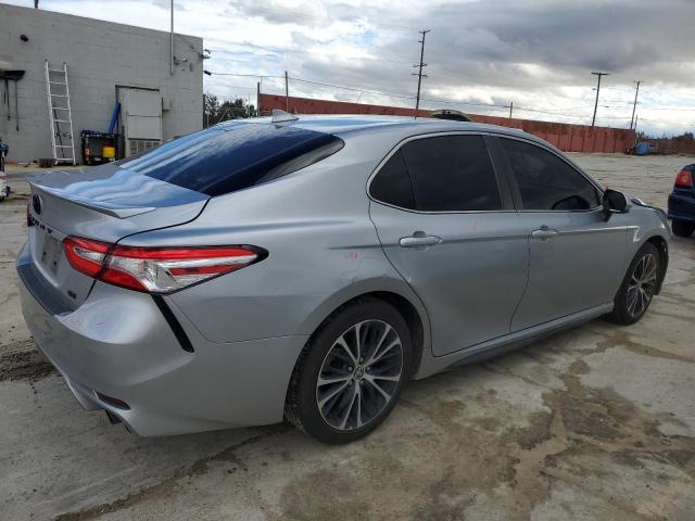 4T1G11AK8LU954652 - 2020 TOYOTA CAMRY SE GRAY photo 3