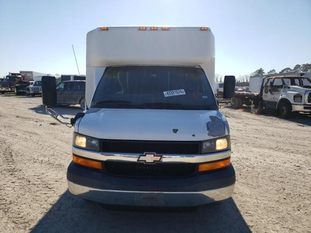 1GBJG31K281197605 - 2008 CHEVROLET EXPRESS G3 WHITE photo 5