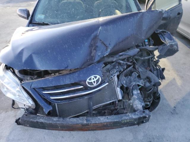 2T1BU4EE1DC930798 - 2013 TOYOTA COROLLA BASE Blau Foto 11