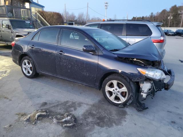 2T1BU4EE1DC930798 - 2013 TOYOTA COROLLA BASE Blau Foto 4