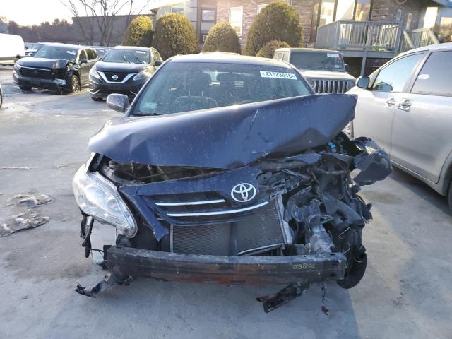 2T1BU4EE1DC930798 - 2013 TOYOTA COROLLA BASE Blau Foto 5