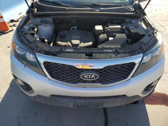 5XYKT3A68CG265106 - 2012 KIA SORENTO BASE SILVER photo 12