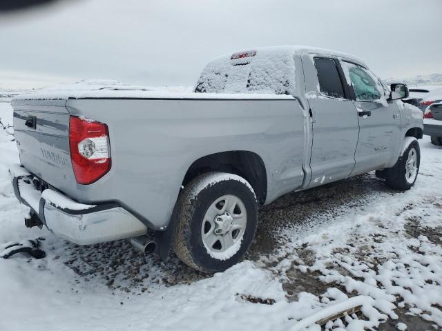 5TFUW5F1XHX642032 - 2017 TOYOTA TUNDRA DOUBLE CAB SR/SR5 SILVER photo 3