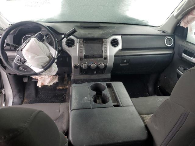 5TFUW5F1XHX642032 - 2017 TOYOTA TUNDRA DOUBLE CAB SR/SR5 SILVER photo 8