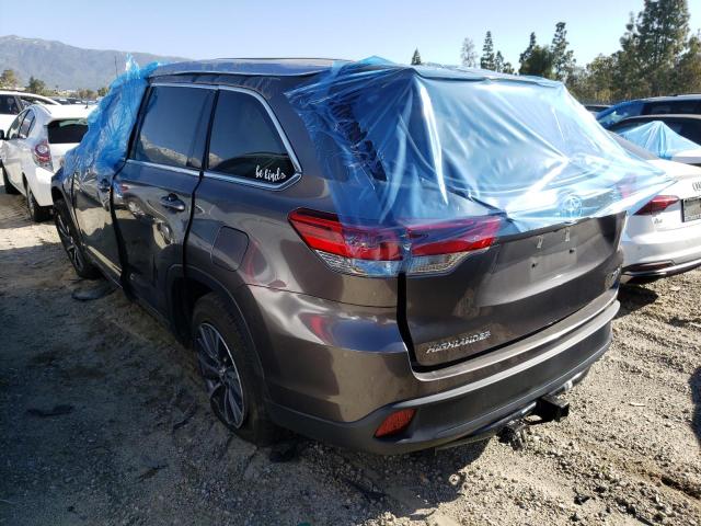 5TDKZRFH7HS193806 - 2017 TOYOTA HIGHLANDER SE GRAY photo 2