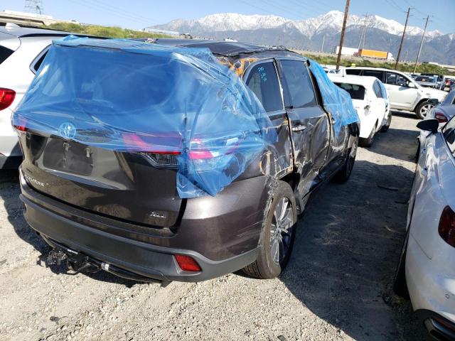 5TDKZRFH7HS193806 - 2017 TOYOTA HIGHLANDER SE GRAY photo 3