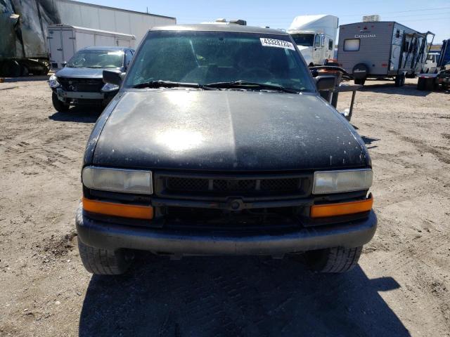 1GNCT18W01K147743 - 2001 CHEVROLET BLAZER BLACK photo 5