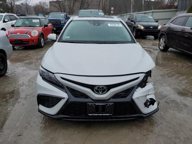 4T1T11BK3RU123372 - 2024 TOYOTA CAMRY SE NIGHT SHADE WHITE photo 5