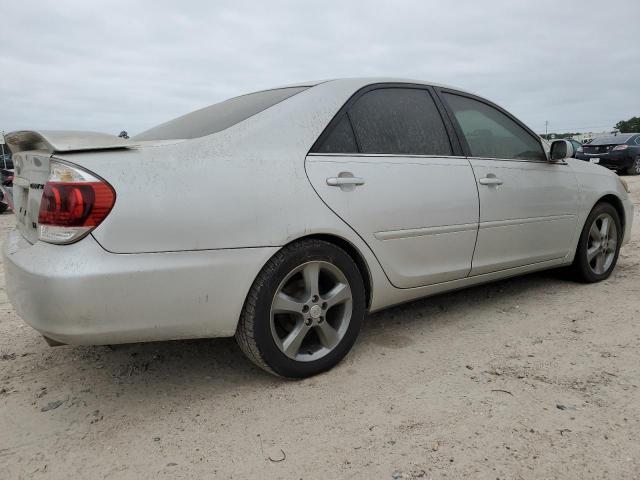 4T1BA32K85U043972 - 2005 TOYOTA CAMRY SE SILVER photo 3