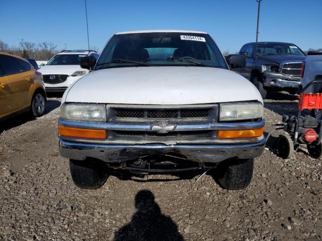 1GNCS13W61K203663 - 2001 CHEVROLET BLAZER WHITE photo 5