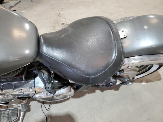 JS1VS55A252116126 - 2005 SUZUKI C50 SILVER photo 5