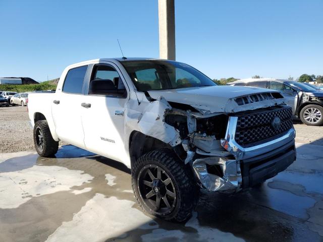 5TFEY5F10JX233476 - 2018 TOYOTA TUNDRA CREWMAX SR5 WHITE photo 4