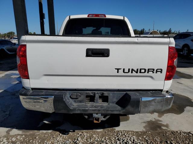 5TFEY5F10JX233476 - 2018 TOYOTA TUNDRA CREWMAX SR5 WHITE photo 6