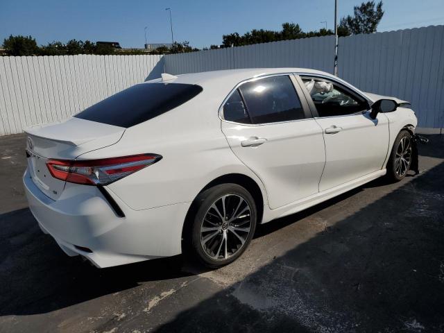 4T1G11AK8LU932618 - 2020 TOYOTA CAMRY SE WHITE photo 3