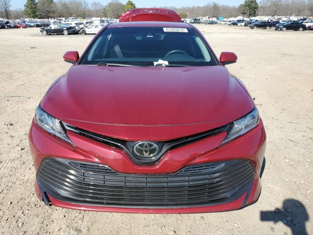 4T1B11HKXJU623391 - 2018 TOYOTA CAMRY L RED photo 5