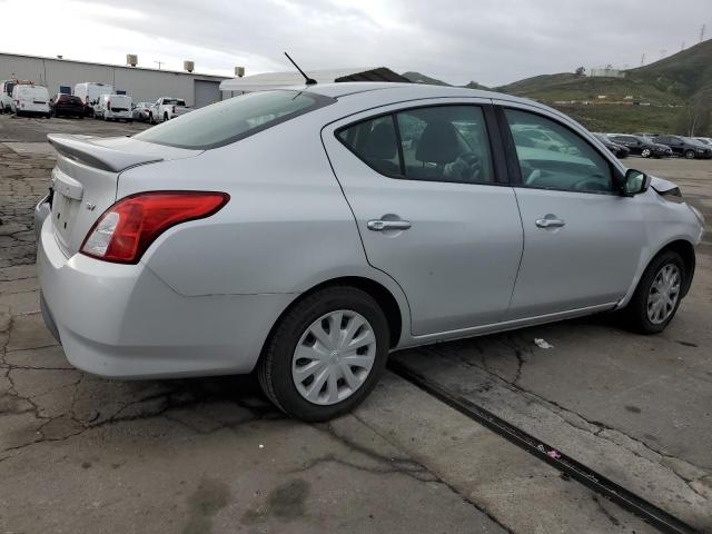 3N1CN7AP7JL865168 - 2018 NISSAN VERSA S SILVER photo 3