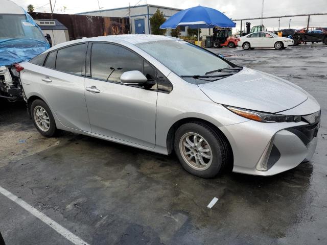 JTDKARFP8J3093283 - 2018 TOYOTA PRIUS PRIM SILVER photo 4